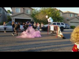 Boy or girl ? Gender reveal party – Dean and Stephanie hockey puck reveal