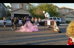 Boy or girl ? Gender reveal party – Dean and Stephanie hockey puck reveal