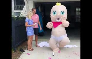 This gender reveal had a giant size baby dance – 1032692