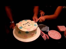 Gender Reveal Party – Cutting the Cake!