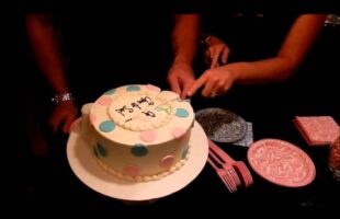 Gender Reveal Party – Cutting the Cake!